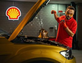 mehanicar menja ulje u automobilu
